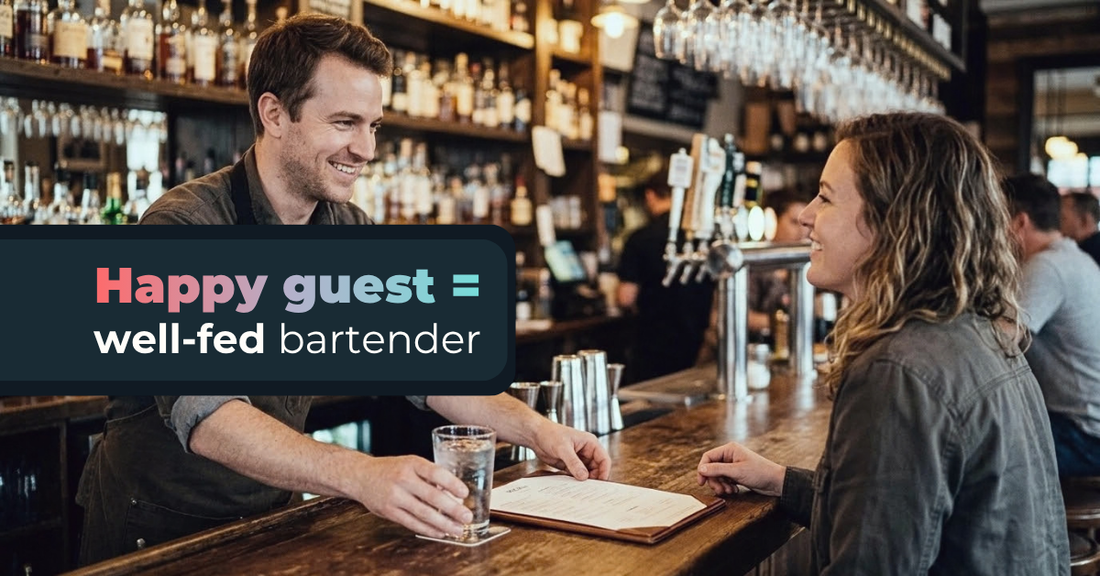 Улыбающийся бармен ставит перед гостем стакан воды и меню, надпись «Happy guest = well-fed bartender» (Счастливый гость = сытый бармен).